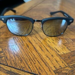 Ray-Ban Clubmaster junior sunglasses Black and silver (RJ9059s)